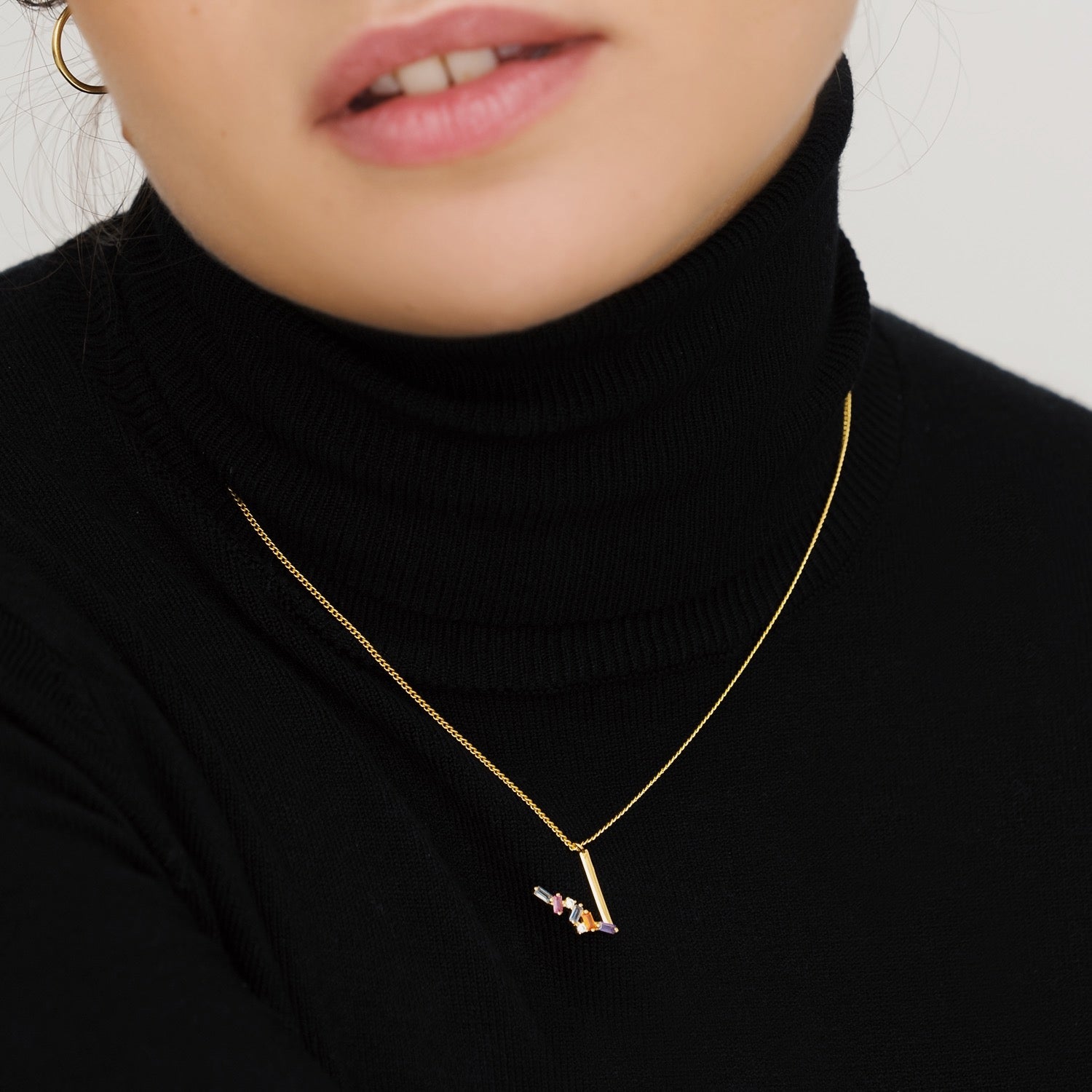 Collar Letra V